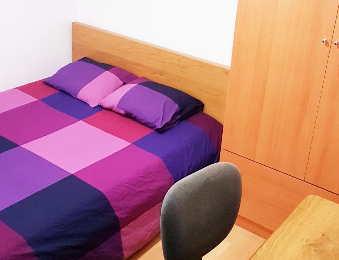 Tenemos una habitacion con cama doble disponible