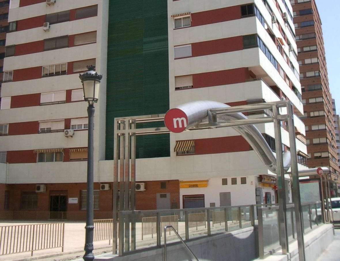 Alquilo habitacion a chica estudiante Valencia metro Aragon