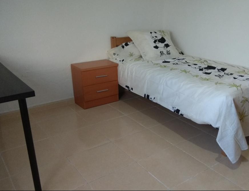 Alquilo amplia habitacion a mujer tranquila