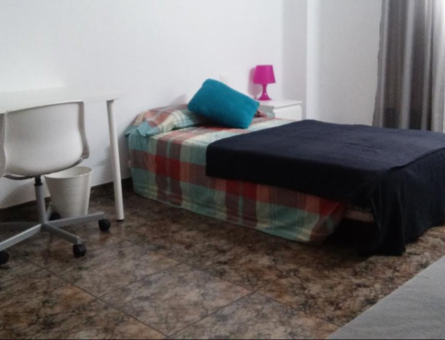 Habitacion libre a partir del 1 de junio 215 euros al mes